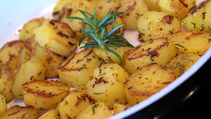 patatas al horno con romero y aceite de oliva