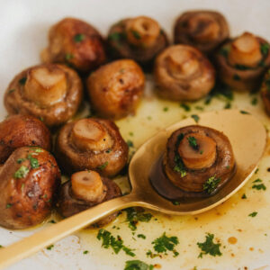 champiñones con ajo y perejil