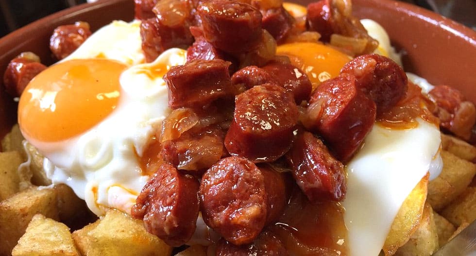 Receta de Huevos Fritos con Patatas y Chorizo al Estilo Andaluz