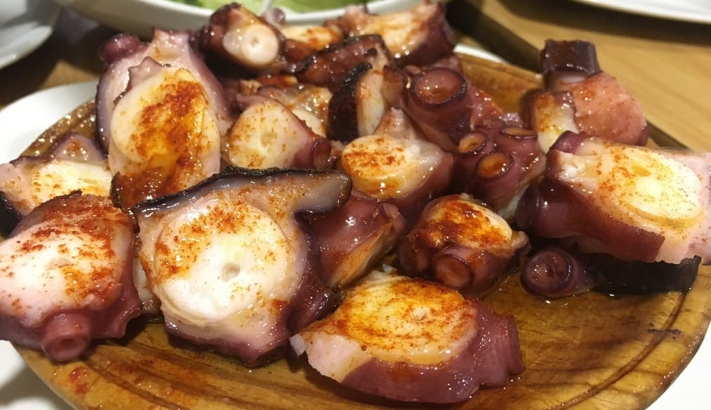 pulpo a la gallega con pimenton de la vega y AOVE